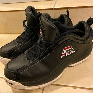 I’m selling Fila shoes 👟 Size 12